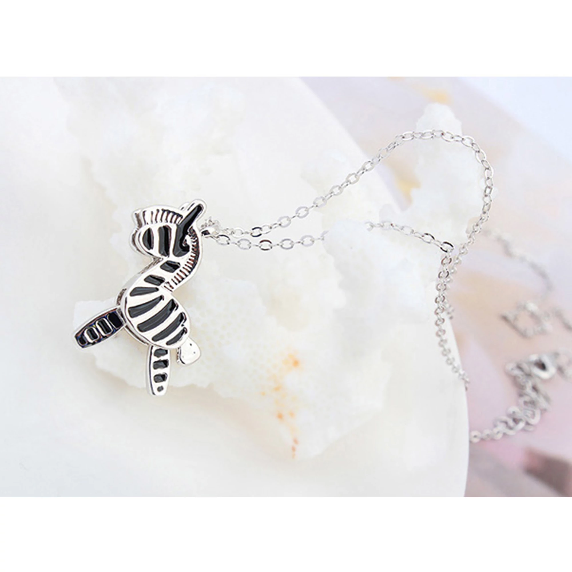 ZEBRA MEDÁL  NYAKLÁNCON