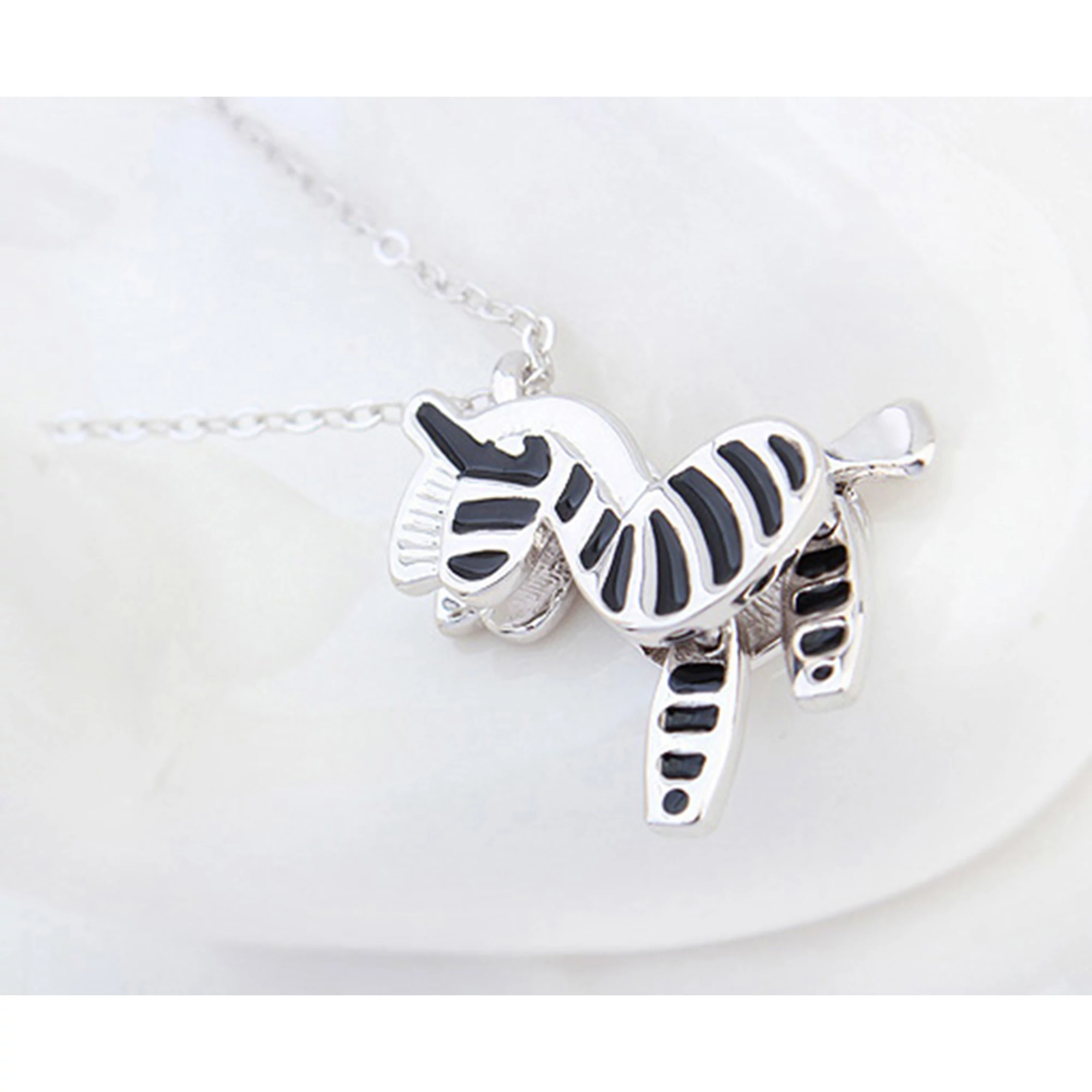 ZEBRA MEDÁL  NYAKLÁNCON