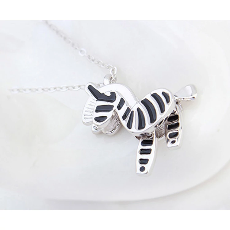 Kép 4/4 - ZEBRA MEDÁL  NYAKLÁNCON